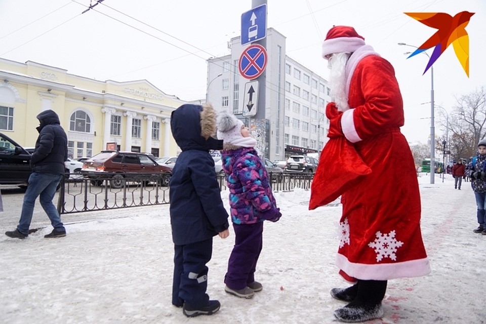 Каждому по конфетке, чтобы Новый год был слаще! Фото: Алексей БУЛАТОВ