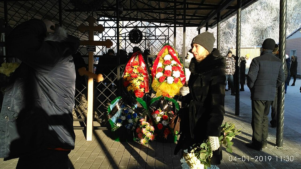 Проститься с семьей Крамаренко пришли около ста человек. Фото: Ульяна ШЕВЧЕНКО