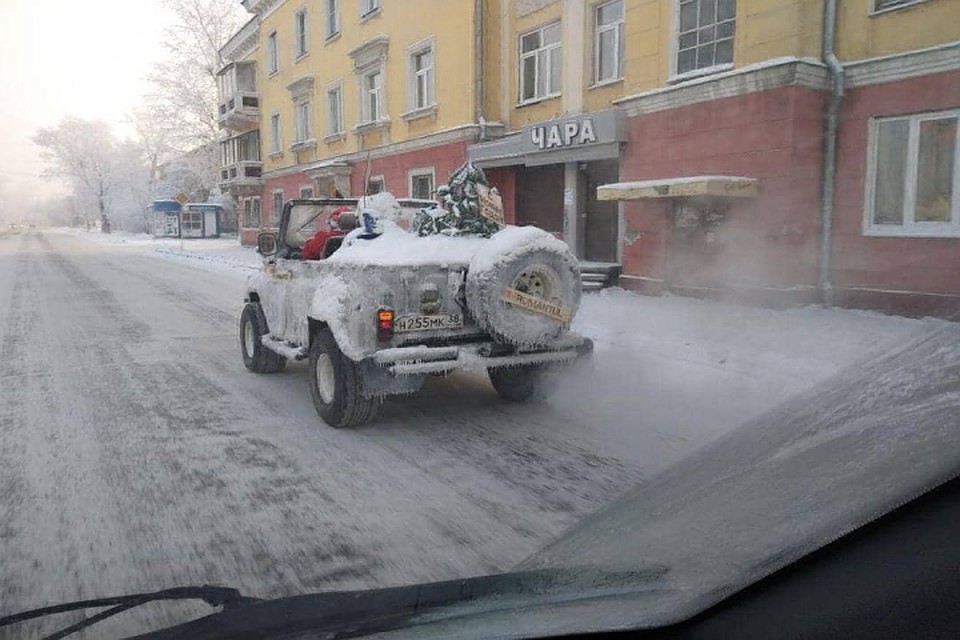 Ледяной УАЗ на улицах Иркутска.