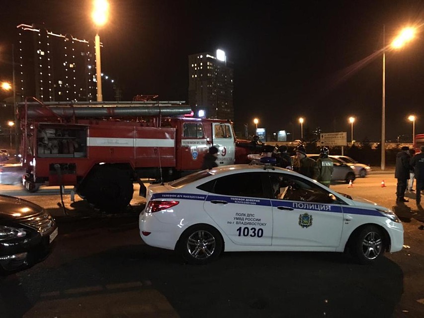 Спасатели помогали доставать заблокированных водителей и пассажиров Фото: Анна ПЛЕТНЕВА
