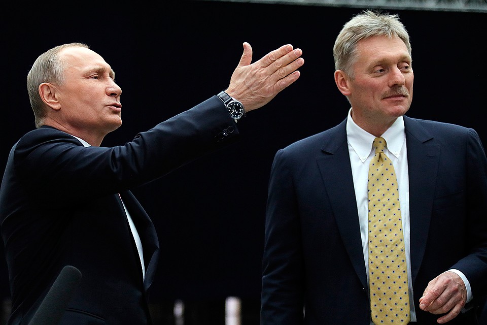 Президент России Владимир Путин и пресс-секретарь президента РФ Дмитрий Песков . Фото: Михаил Метцель/ТАСС