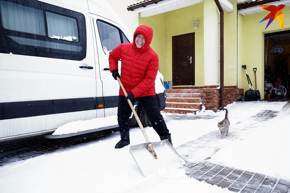 Певец с удовольствием чистит снег во дворе своего загородного дома. В здоровом теле – здоровый дух! Фото: Святослав ЗОРКИЙ