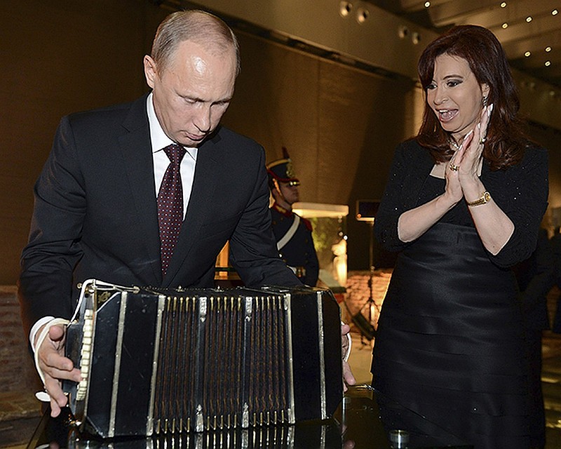 Кристина Киршнер преподнесла Путину бандеон - вид ручной гармошки, под которую в Аргенитине танцуют танго Фото: REUTERS