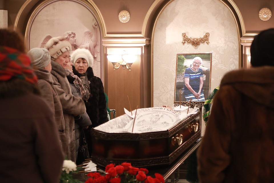 Проститься с Еленой Михайловной пришли десятки людей. Фото: Мария ЛЕНЦ