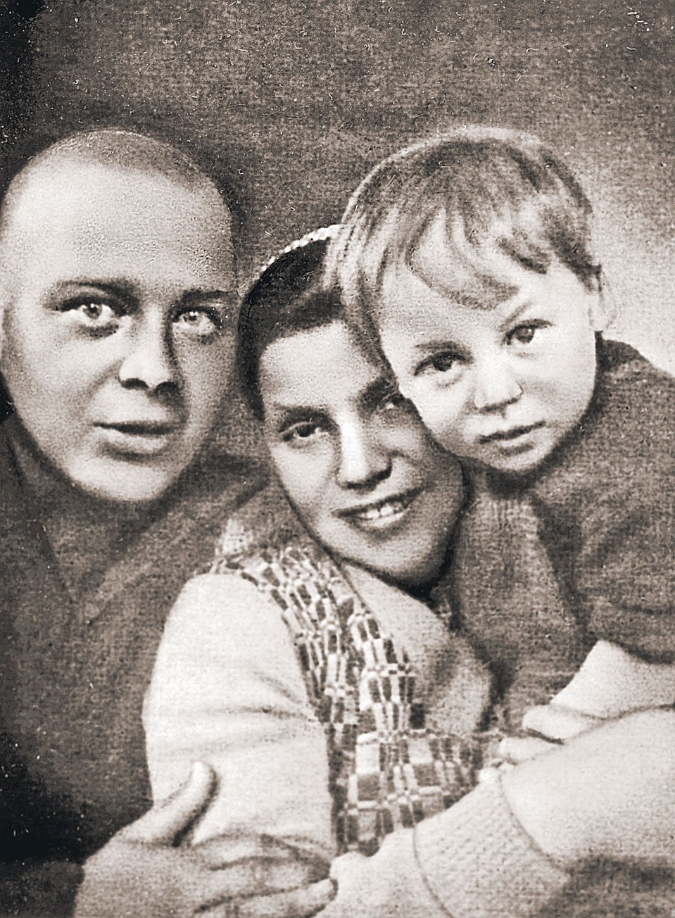Писатель с сыном Тимуром и второй женой Лией Соломянской. Фото: РИА Новости