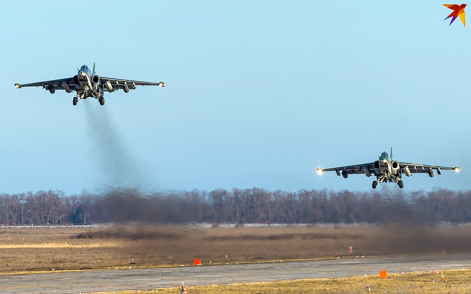Су-25СМ3 взлетают и идут на полигон Фото: Александр ЛЕБЕДЕВ