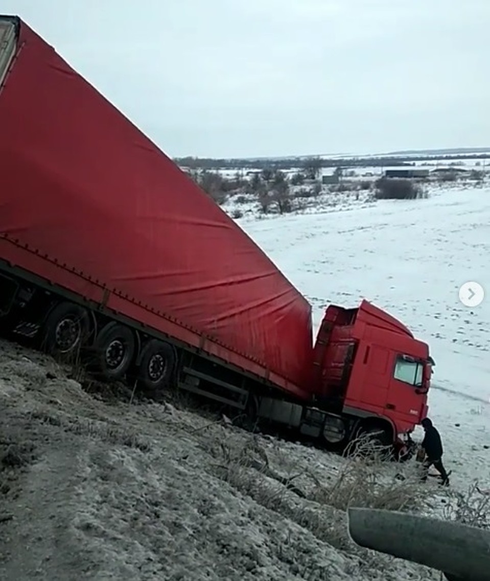 Фура вылетела в кювет. Стоп-кадр из видео @taximen.rostov, Instagram.