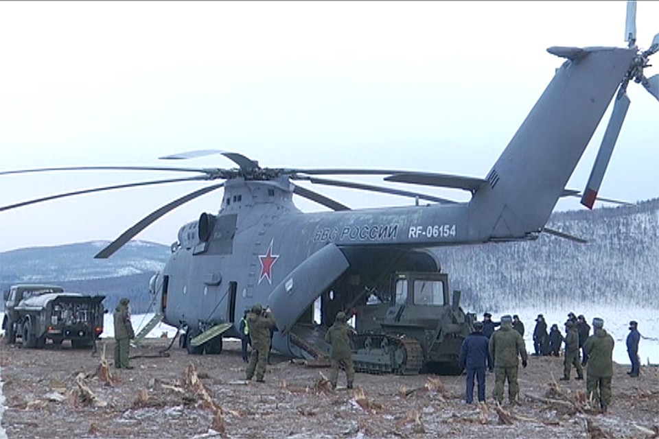 В Хабаровском крае военные летчики провели уникальную операцию по доставке двадцатитонного бульдозера на Бурею Фото: Пресс-служба Восточного военного округа Минобороны России