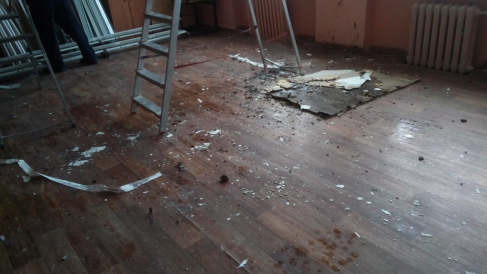 С потолка начала сыпаться штукатурка, отваливались лампы и побелка Фото: соцсети