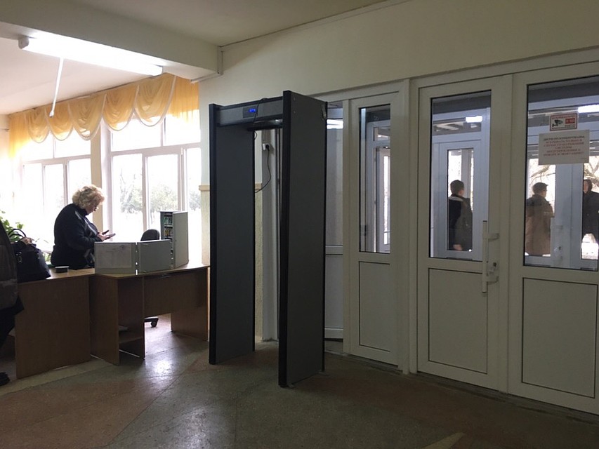 Рамка стоит прямо на входе в учебное заведение Фото: Александра ЯСЕЛЬСКАЯ