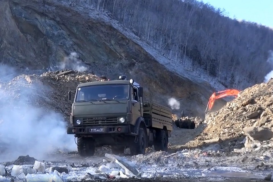 Между взрывными работами канал расширяется при помощи специальной техники Фото: Пресс-служба Восточного военного округа Минобороны России