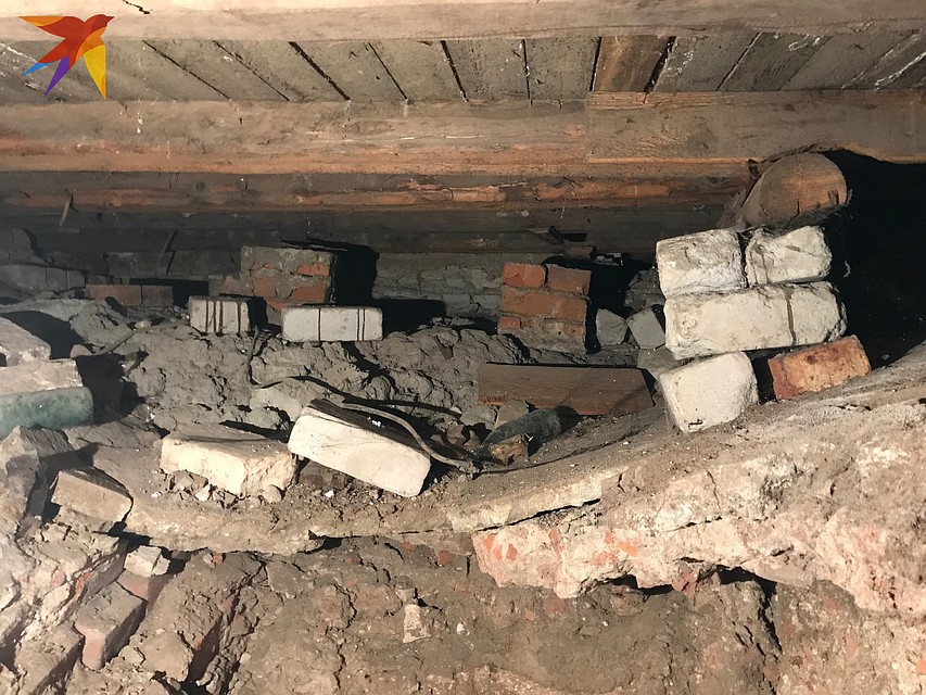 Пол в квартирах жильцов дома на Кольцова держится лишь на нескольких кирпичах. Фото: Константин МОГИЛИН