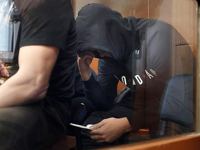 В зале суда братья Кокорины синхронно спрятались от камер и фотоаппараты на дальней скамейке клетки-«аквариума». Фото: ТАСС