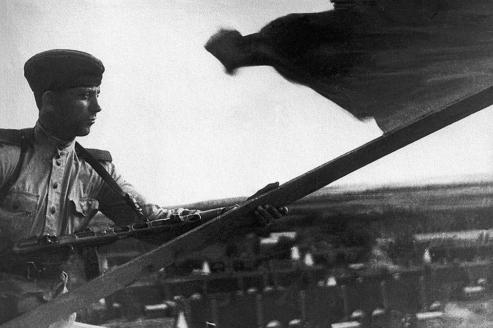 Сентябрь 1945 года, Сахалин. Советский флаг над Южным Сахалином. Фотохроника ТАСС