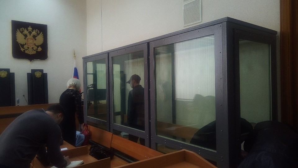Дмитрий Климов прячет лицо за маской и в Самарском областном суде Фото: Михаил ГОРЮНОВ
