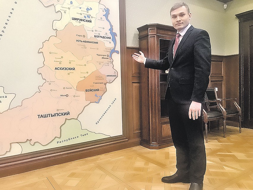 31-летний коммунист Валентин Коновалов показывает журналисту «КП» свои новые «владения» - кабинет губернатора и карту Хакасии. Фото: Владимир ВОРСОБИН
