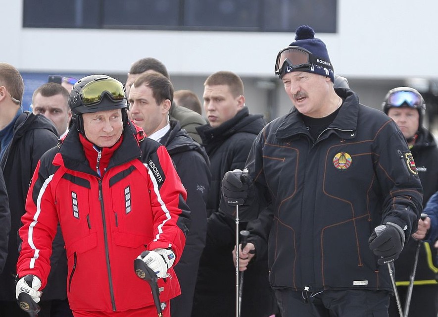 Лукашенко предпочитает лыжный костюм японской фирмы Descente, маску немецкой фирмы Bogner и шапочку белорусского производства. Фото: РБК.
