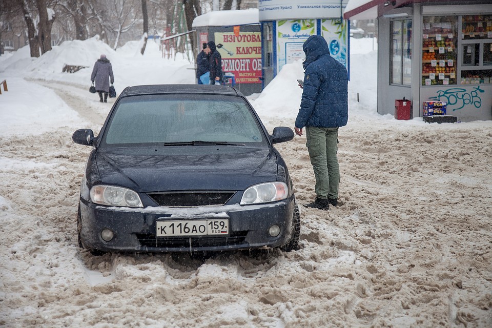 Из-за снежной каши буксуют машины. Фото: Николай ОБЕРЕМЧЕНКО