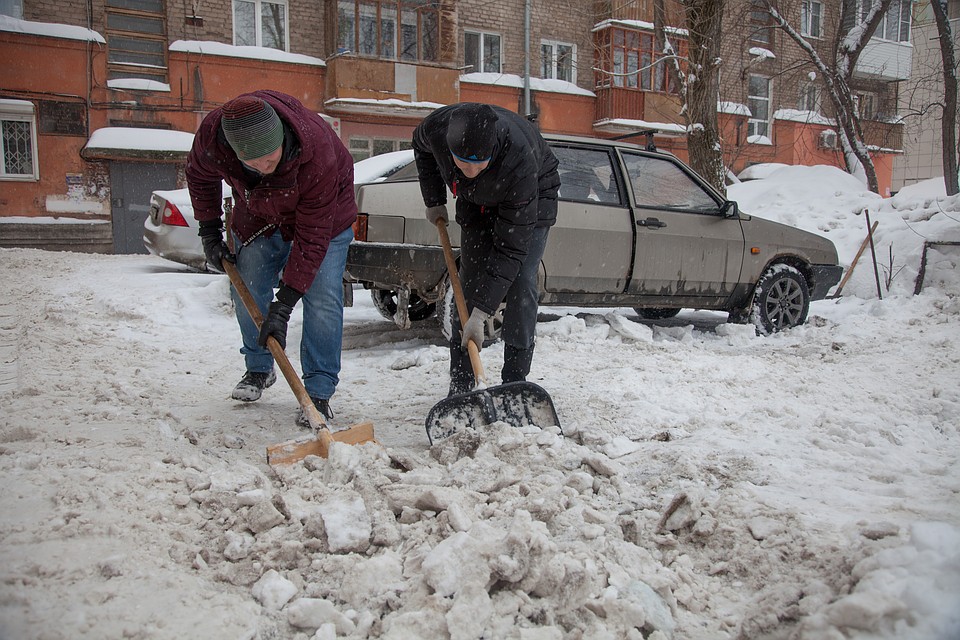 Пермякам самим приходится браться за лопаты. Фото: Николай ОБЕРЕМЧЕНКО