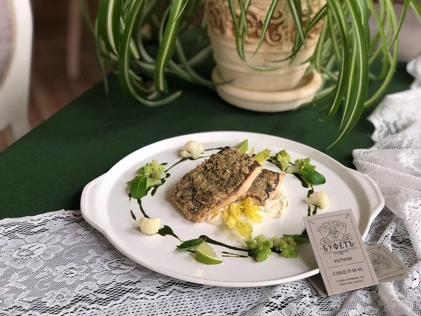 Муксун с гречневой корочкой и пюре из цветной капусты.