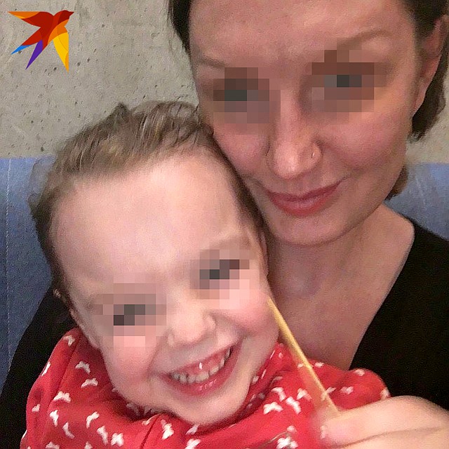 Женщина каждый день наблюдает за состоянием ребенка.