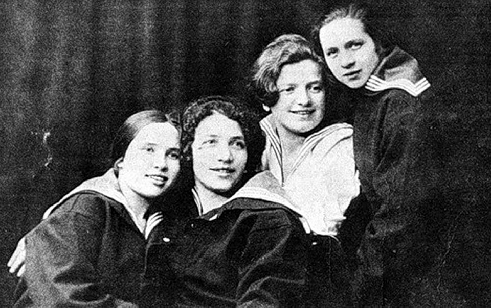 Валентина Пикина (слева)