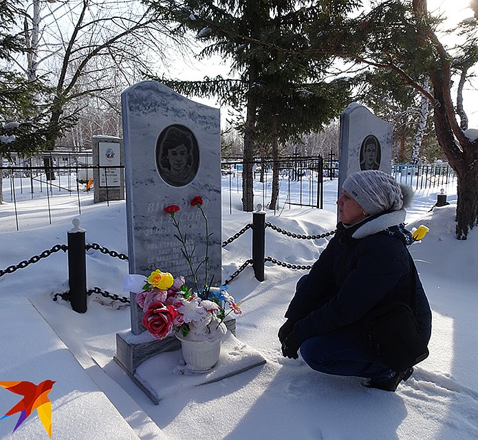 Валя впервые пришла на могилы товарищей лишь спустя 25 лет после трагедии Фото: Наталья ВАРСЕГОВА