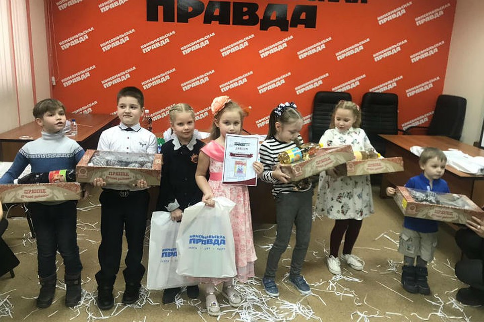 Победители конкурса с подарками и дипломами Фото: Оксана КОЗЛОВА