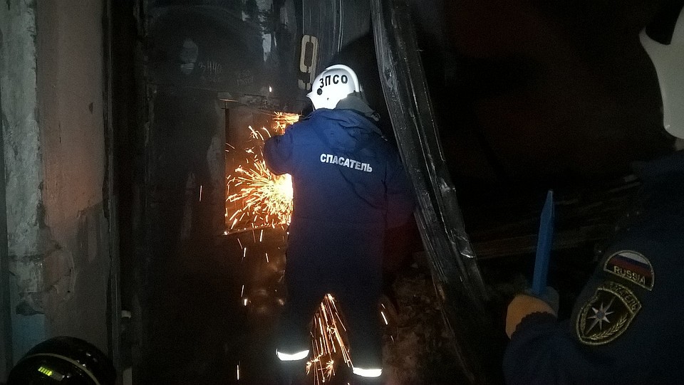 Спасатели зонального поисково-спасательного отряда N 2 при помощи бензореза проделывают технологический проём для подачи рукавной линии и тушения очага пожара в труднодоступном месте обрушения строительных конструкций. Фото: МЧС Татарстана