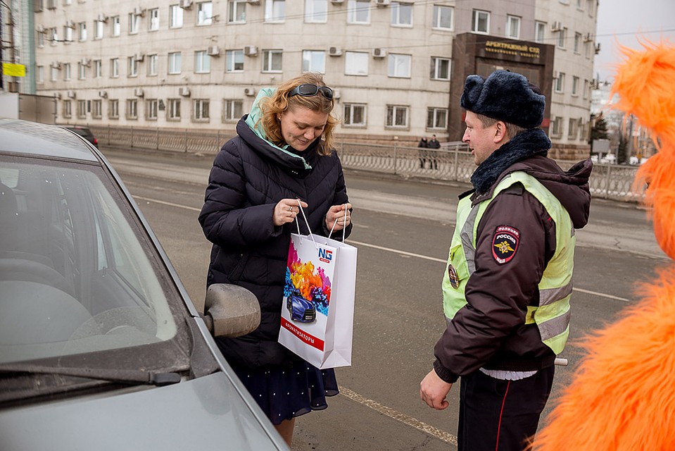 Челябинских автомобилисток поздравили с 8 Марта Фото: Валентина ВАГАНОВА