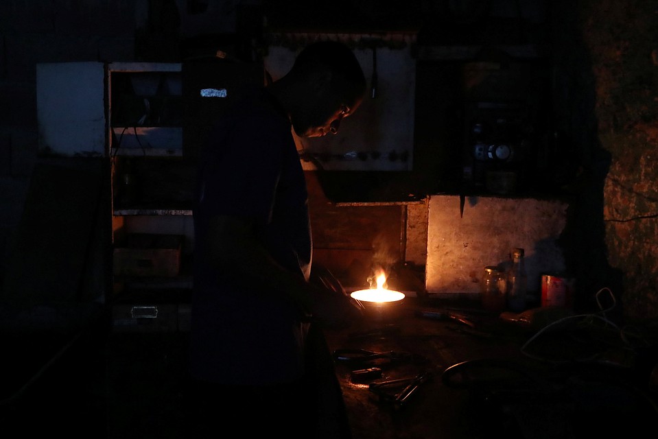 Когда погас свет, то люди зажгли свечи. Фото: REUTERS