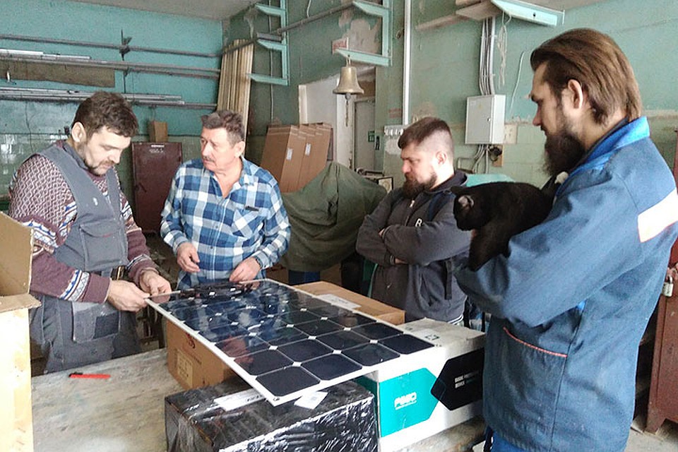 Экипаж кругосветной экспедиции принимает новое оборудование, в том числе гелиевые аккумуляторы и солнечные батареи. Фото:sibir2020.ru