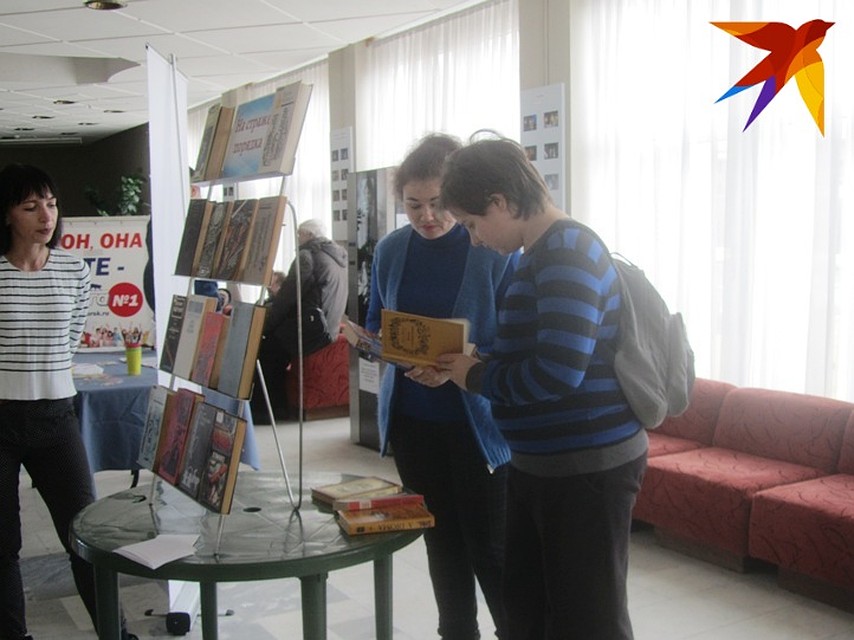 В фойе можно было выиграть книгу, приняв участие в викторине Фото: Светлана ВОЛКОВА