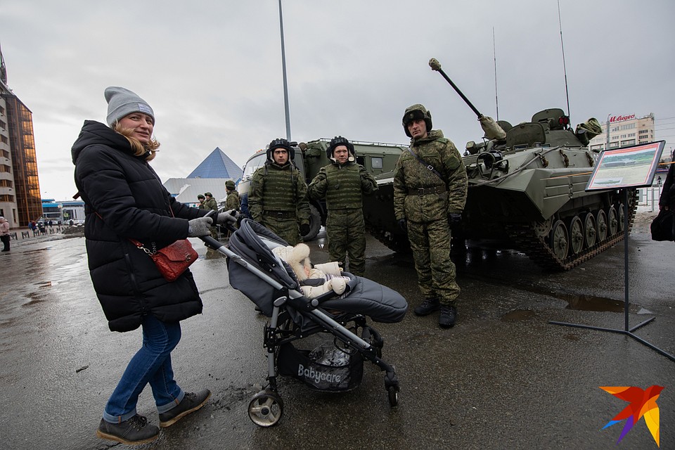 Прохожие немало удивились, заприметив у вокзала танки. Фото: Андрей АБРАМОВ