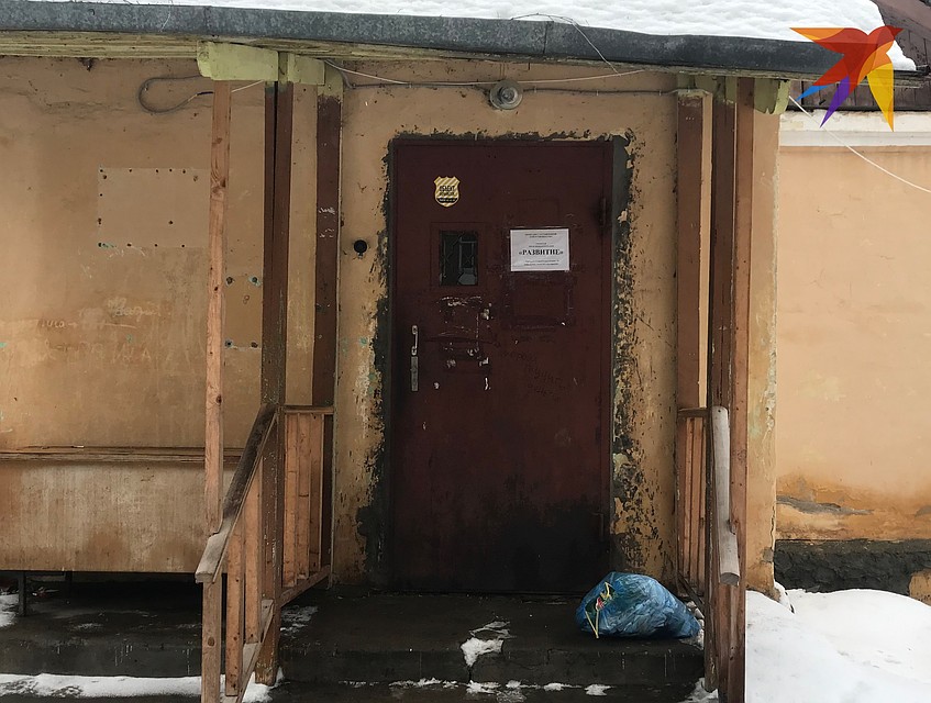 Ни о каком нормальном благоустройстве не может идти речи пока вход в управляющую компанию выглядит так. Фото: Константин МОГИЛИН