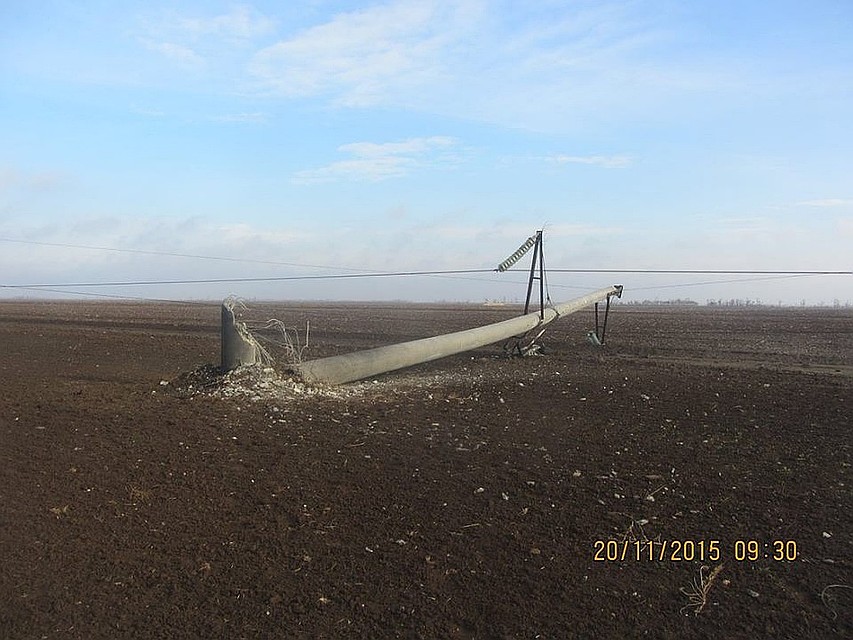 Взорванная опора ЛЭП в Херсонской области. 2015 год. Фото: Укрэнерго