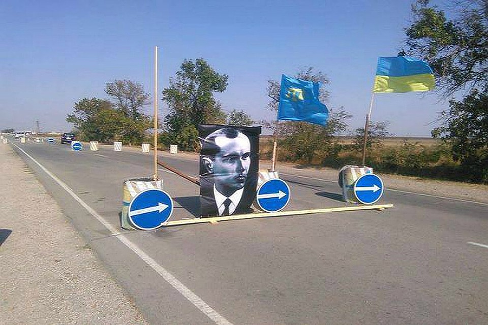 Дорогу в Крым перегородили бетонными блоками. 2015 год. Facebook \ Oleksandr Sikorskyi