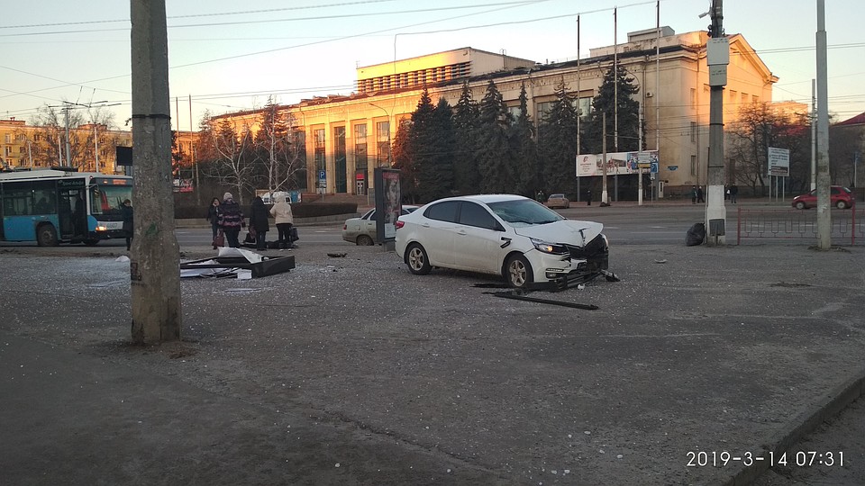 Девушка лежала в луже крови, ее сразу обступили очевидцы и вызвали скорую. Фото: Александр ЮРОВ