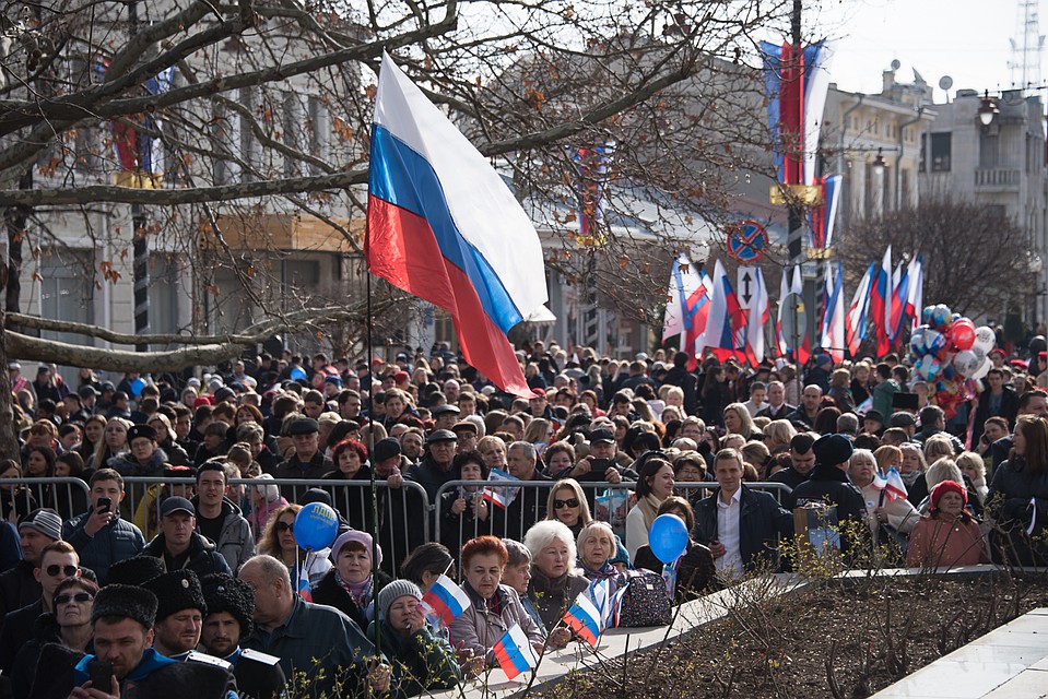 Симферопольцы собрались у Госсовета Крыма Фото: Анна САДОВНИКОВА