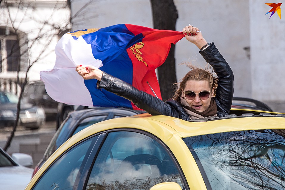 16 марта повсюду мелькали российские флаги Фото: Анна САДОВНИКОВА