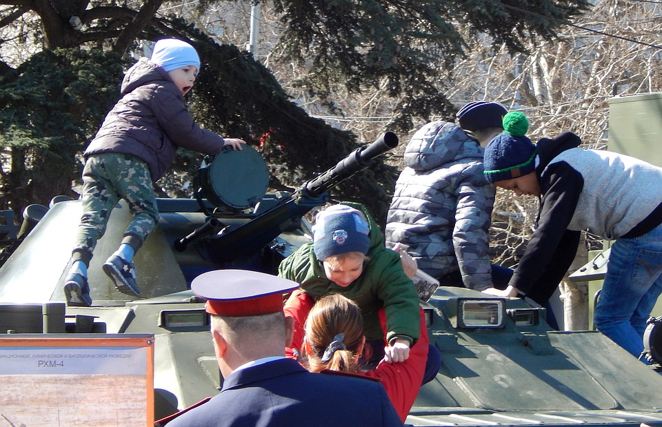 Боевую технику можно не только потрогать руками, но и походить по ней. Фото: Дмитрий МЕТЁЛКИН