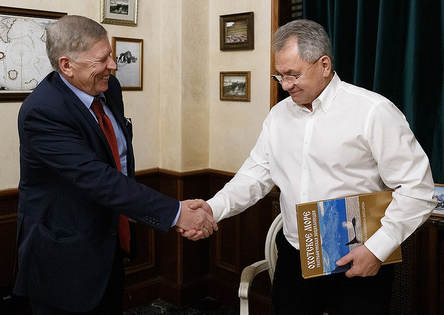 Сергей Шойгу и главный редактор "Комсомольской правды" Владимир Сунгоркин.