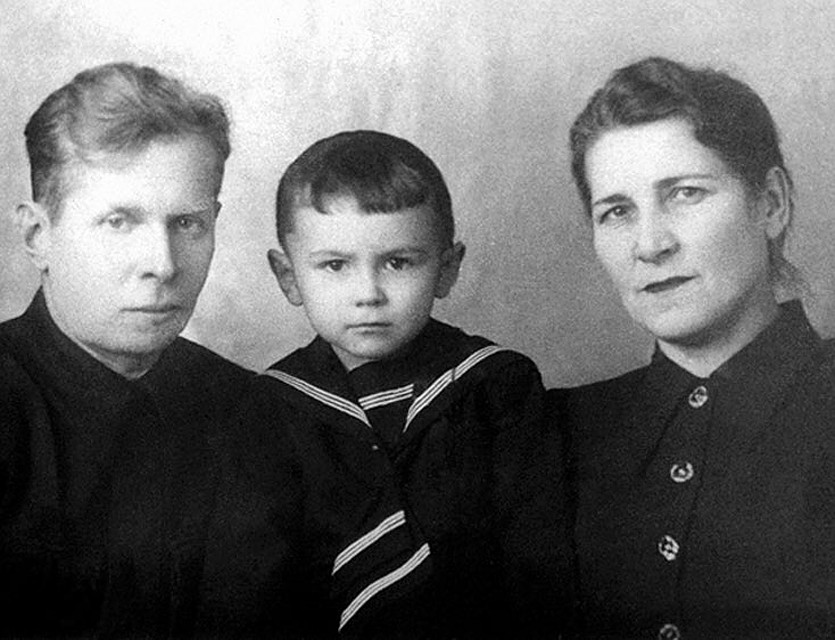 Маленький Валера с родителями Яковом и Екатериной Леонтьевыми. Фото из архива Игоря Паншина