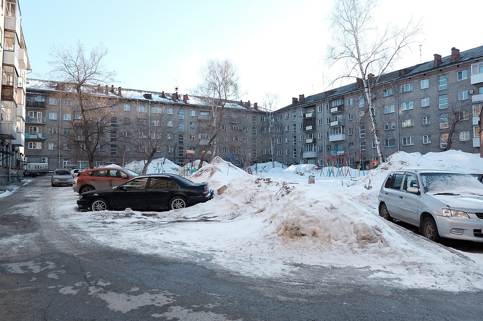 Все газоны во дворе дома № 71 по улице О. Жилиной завалены снегом. Фото: Даба ДАБАЕВ