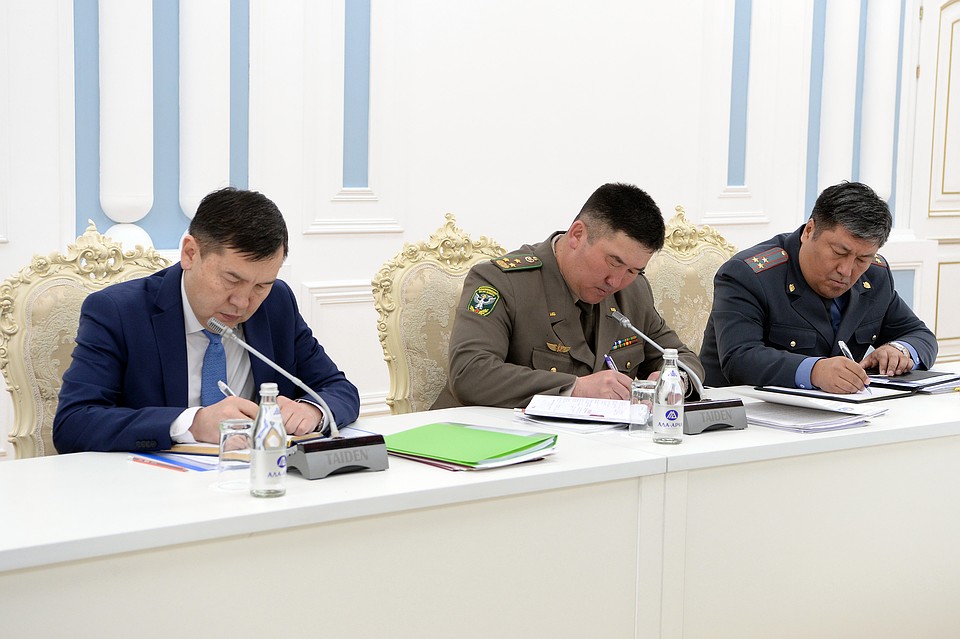 Председатель Пограничной службы Уларбек Шаршеев внимательно слушал и фиксировал все замечания главы государства Фото: Султан ДОСАЛИЕВ