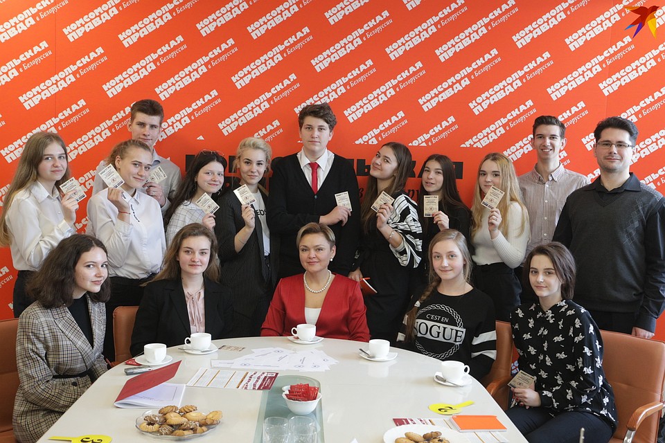 Алина Анатольевна успешно сдала экзамен, а школьники получили свои первые «зачетные книжки». Фото: Святослав ЗОРКИЙ