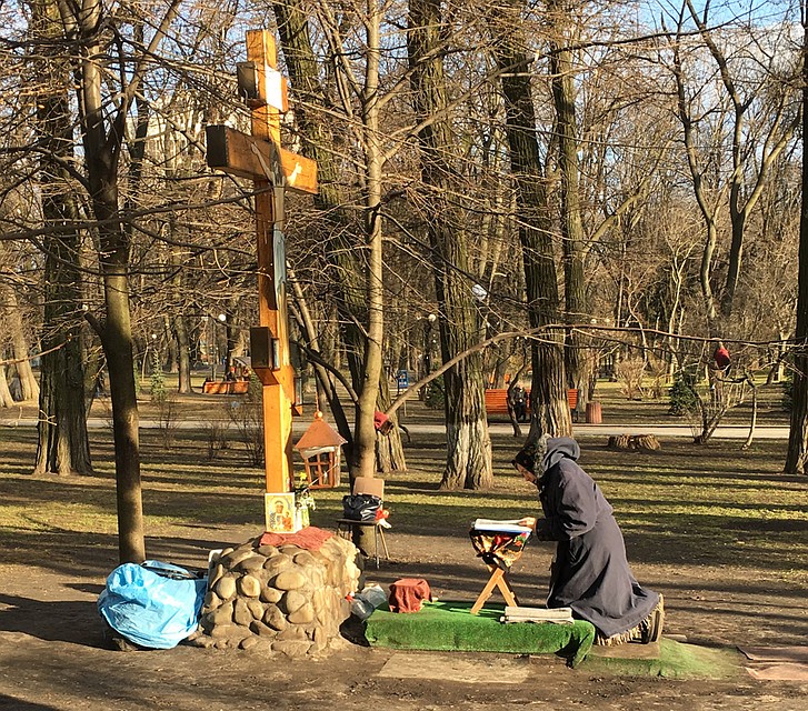 Молитва у креста. Фото Анастасия МАТВЕЕВА