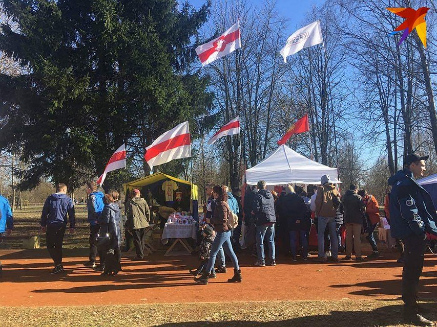 В палатках можно купить символику в бело-красно-белых тонах. Фото: Ника КОВАЛЕВА