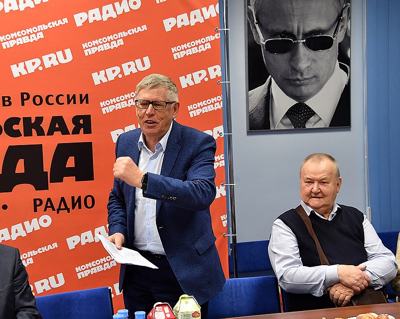 Поздравления от главного редактора "Комсомольской правды" Владимира Сунгоркина. Фото: Владимир ВЕЛЕНГУРИН