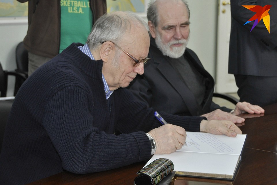 Некоторые экземпляры нового издания Юрий Ляхницкий и Владимир Наливайко подписали лично. Фото: Светлана УФИМЦЕВА